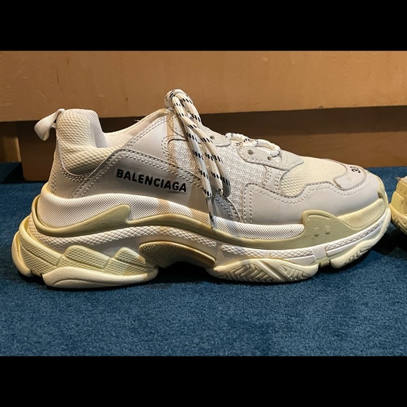 Balenciaga Triple S sneakers - Picture 10 of 16